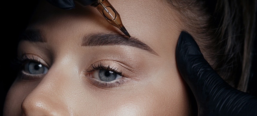 Close-up van wenkbrauwen tijdens een PMU-behandeling bij Beauty Concept PMU